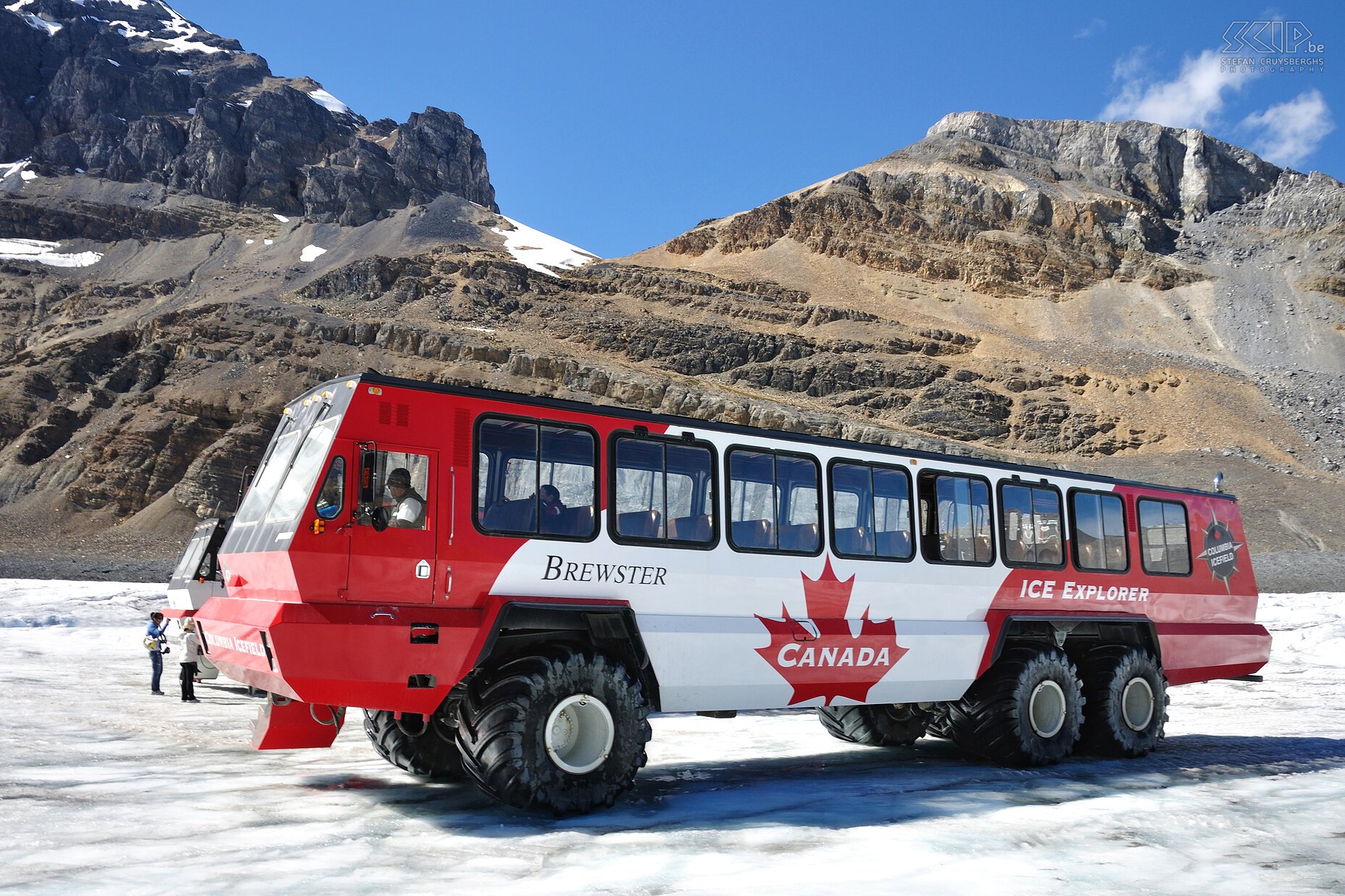 Jasper NP - Columbia glacier - Ice Explorer On the Columbia glacier we did a tour with an immense Ice Explorer which can drive up the glacier. On the glacier you can walk around for 15 minutes. Stefan Cruysberghs